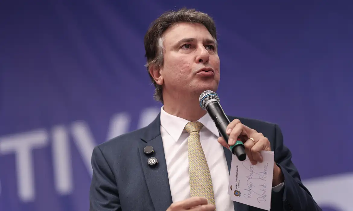 Imagem oclorida do ministro do MEC, Camilo Santana