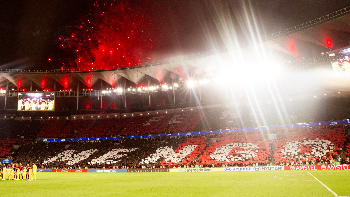 Flamengo x Racing Foto em plano aberto da torcida do Flamengo lotando um setor do Maracanã.