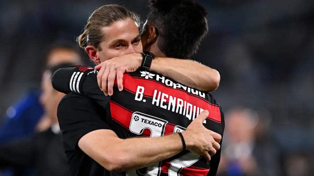 CIDADES (1) Bruno Henrique e Filipe Luís celebram a classificação