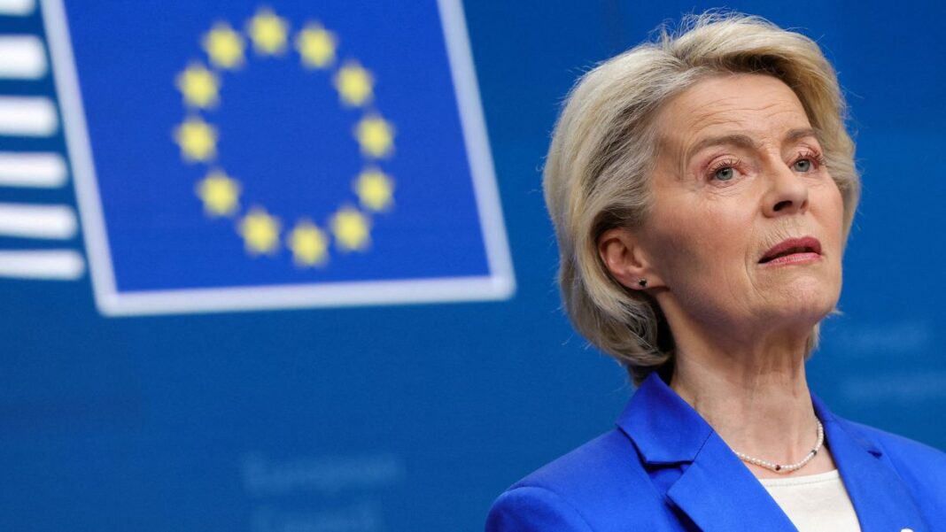 União Europeia A presidente da União Europeia aparece à frente da bandeira da entidade