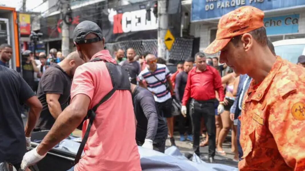 Polícia Homens carregam caixa com corpo até um carro