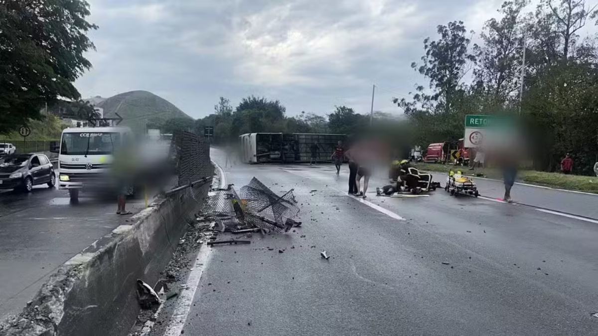 Ônibus Ônibus deitado na pista e destroços sobre o asfalto