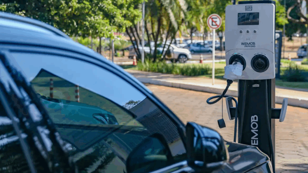 Carro elétrico Carro elétrico parado num ponto de recarga enquanto é reabastecido