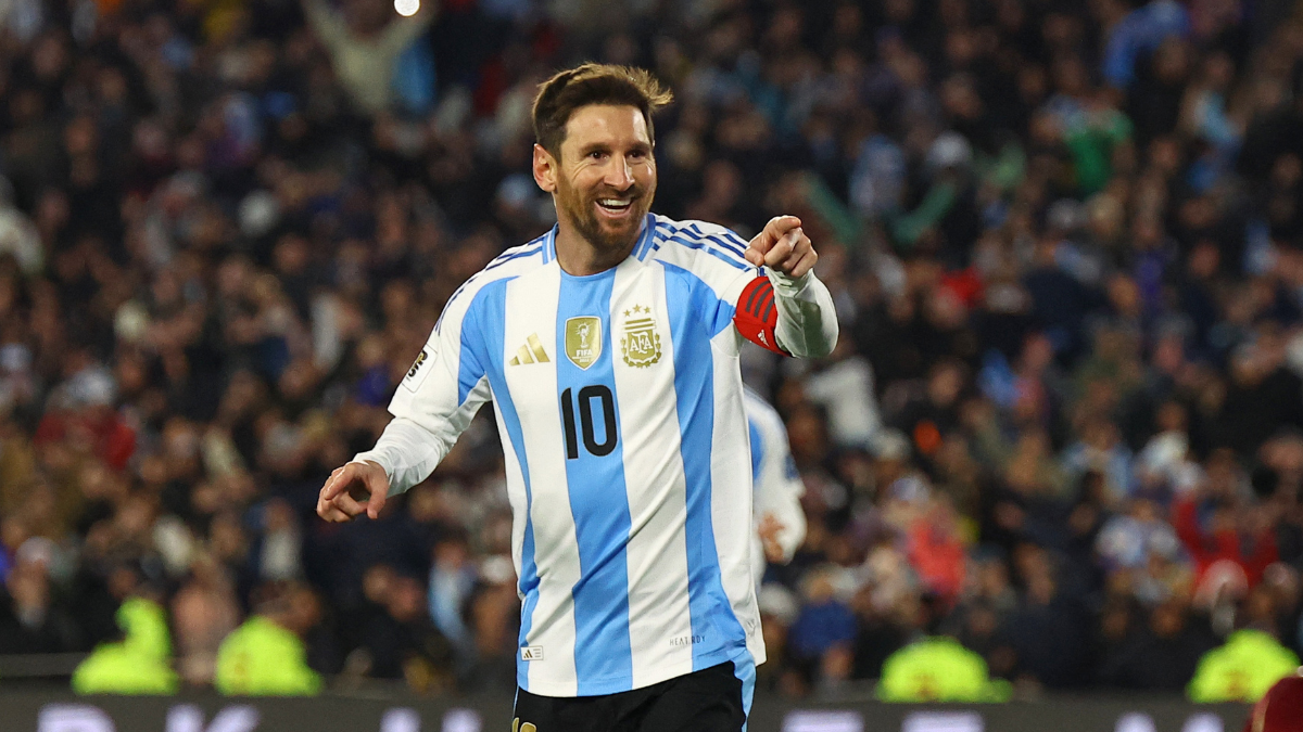 Messi Lionel Messi está em campo e aponta para a frente