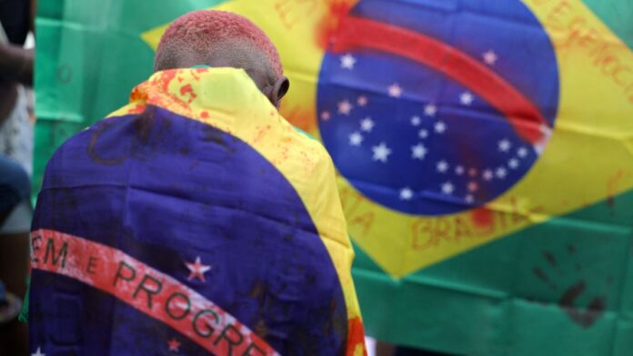 OPERAÇÃO X RIO DE JANEIRO Criança com bandeira do Brasil manchada de sangue após operação no Rio de Janeiro