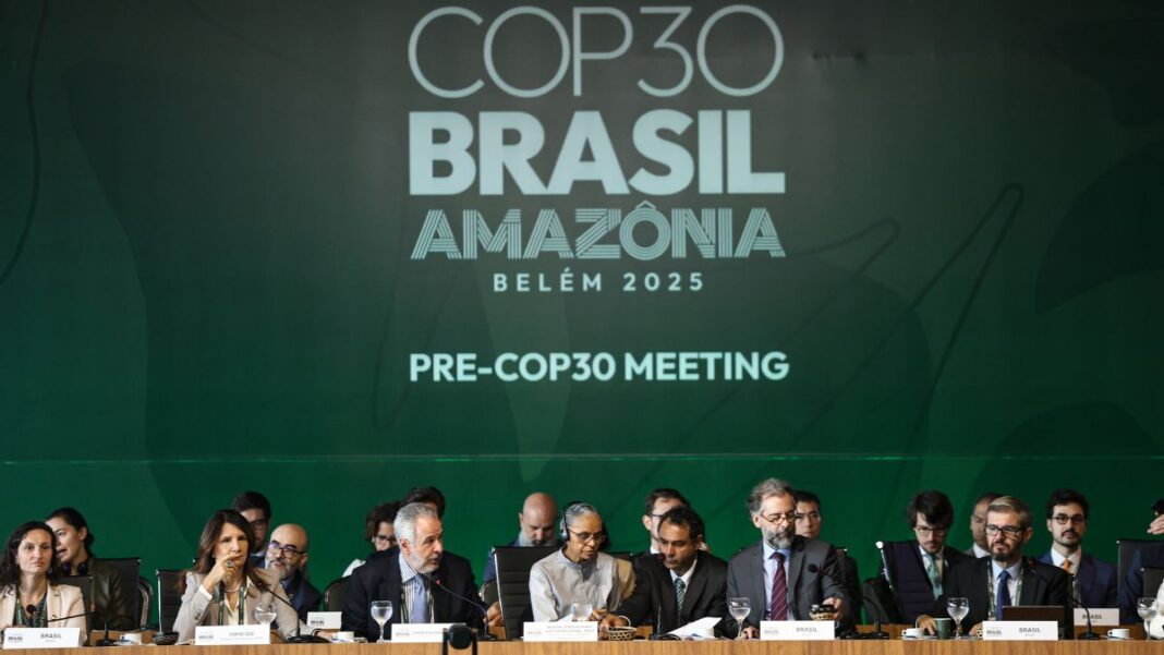 Logo da COP30 exibido acima de mesa com diversas autoridades