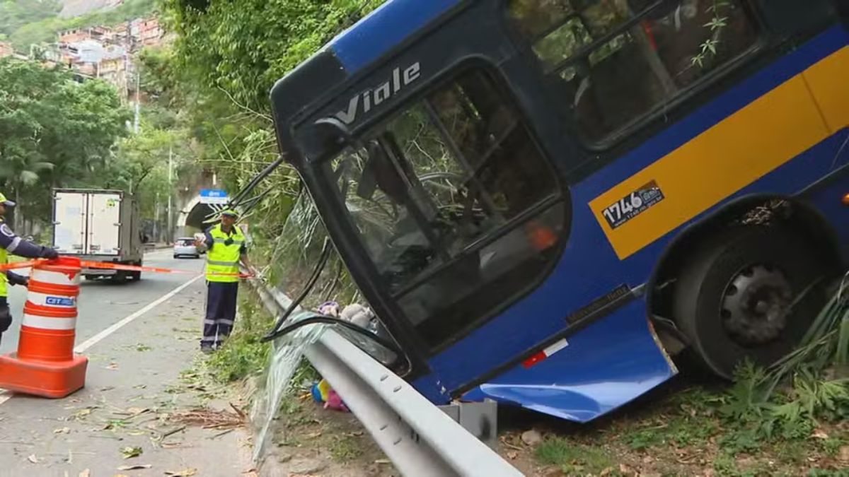 Ônibus Ônibus caido em barranco, em São Conrado