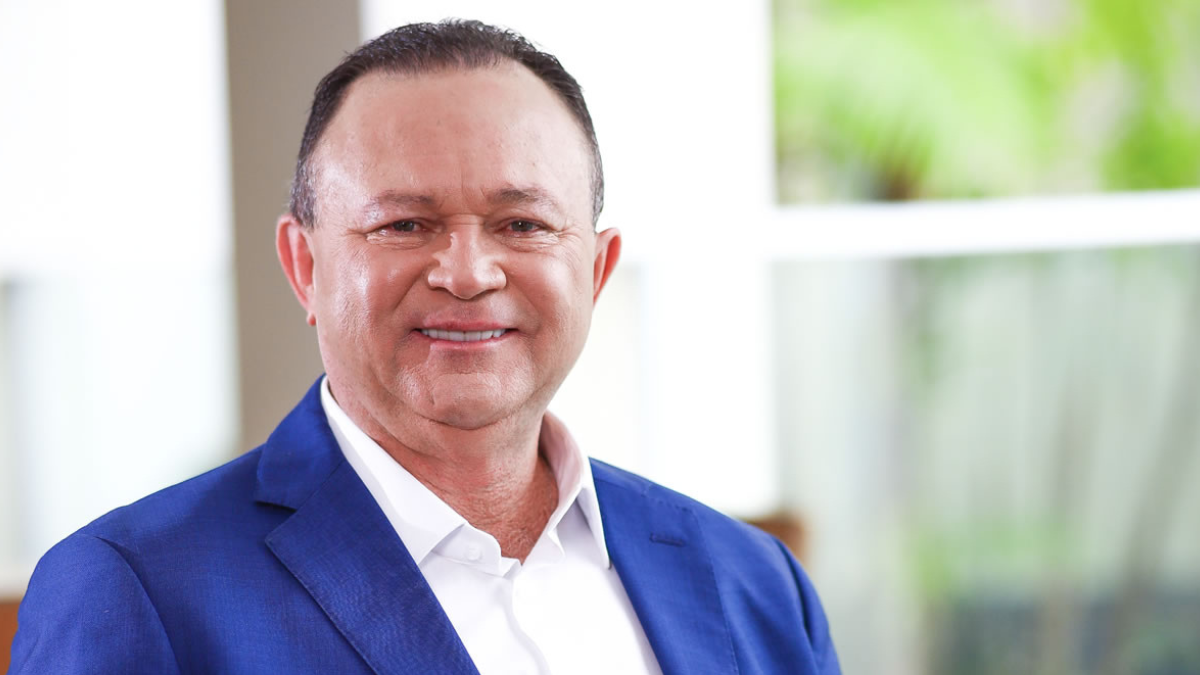 Carlos Brandão Carlos Brandão de roupa social, sorrindo e olhando para a câmera