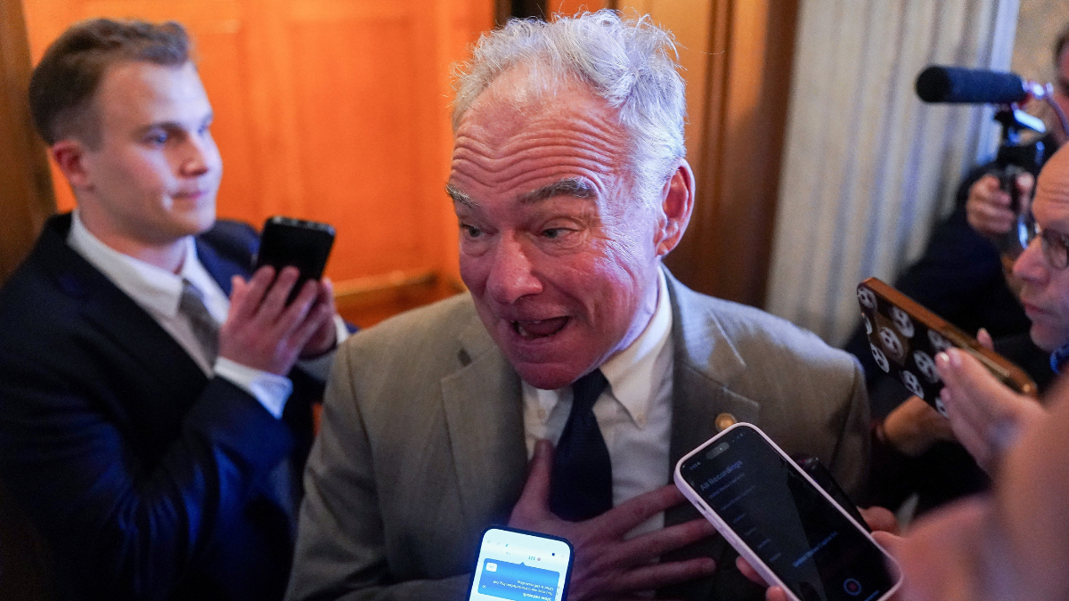 Senado Senador Tim Kaine concede entrevista aos jornalistas