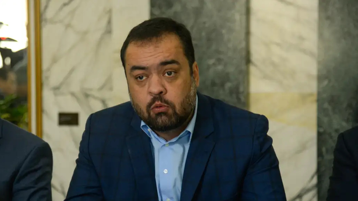 Cláudio Castro O governador Cláudio Castro está sentado em evento público