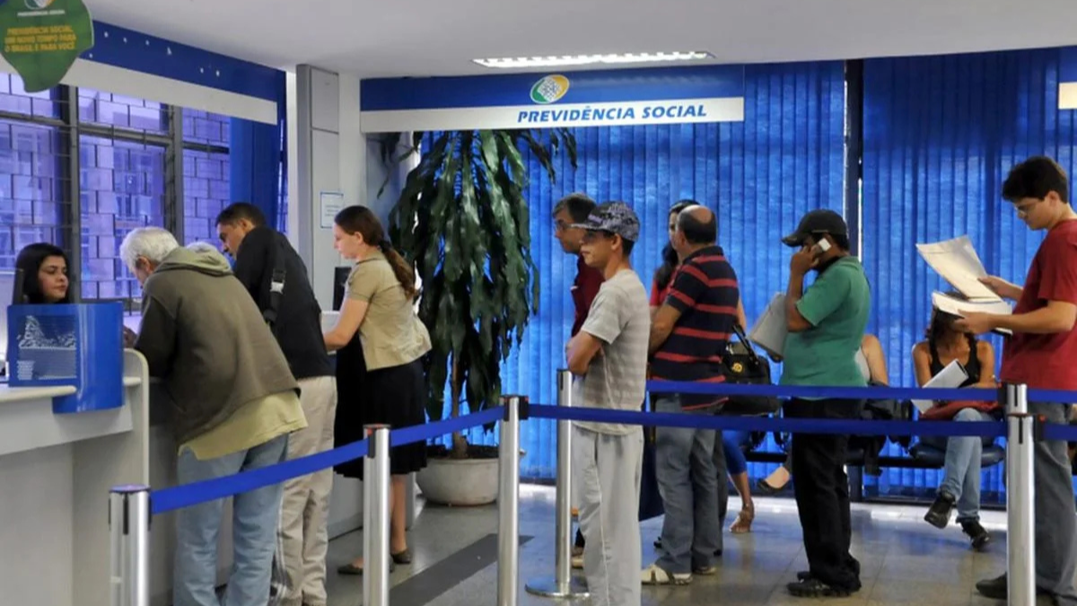 Fila do INSS Pessoas em fila numa agência da Previdência Social