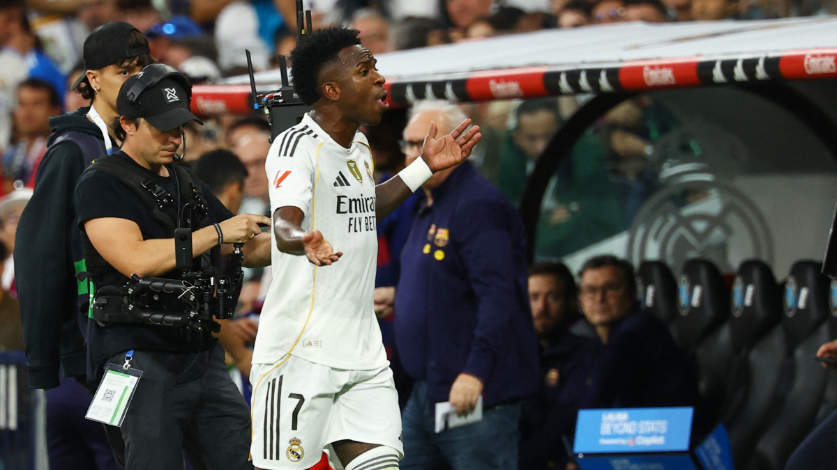 Vinícius Júnior Vinícius Júnior gesticula em direção ao banco de reservas do Real Madrid