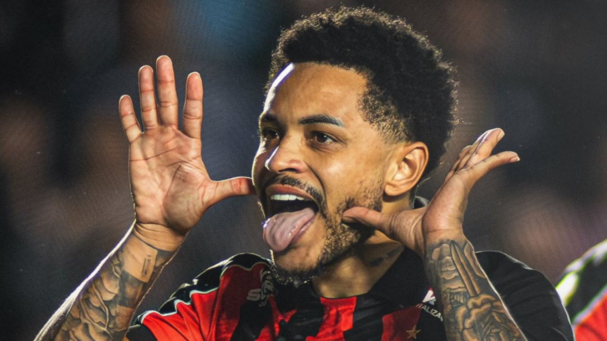 Matheuzinho comemora pênalti bem marcado pelo Vitória em jogo conta o Santos na Vila Belmiro