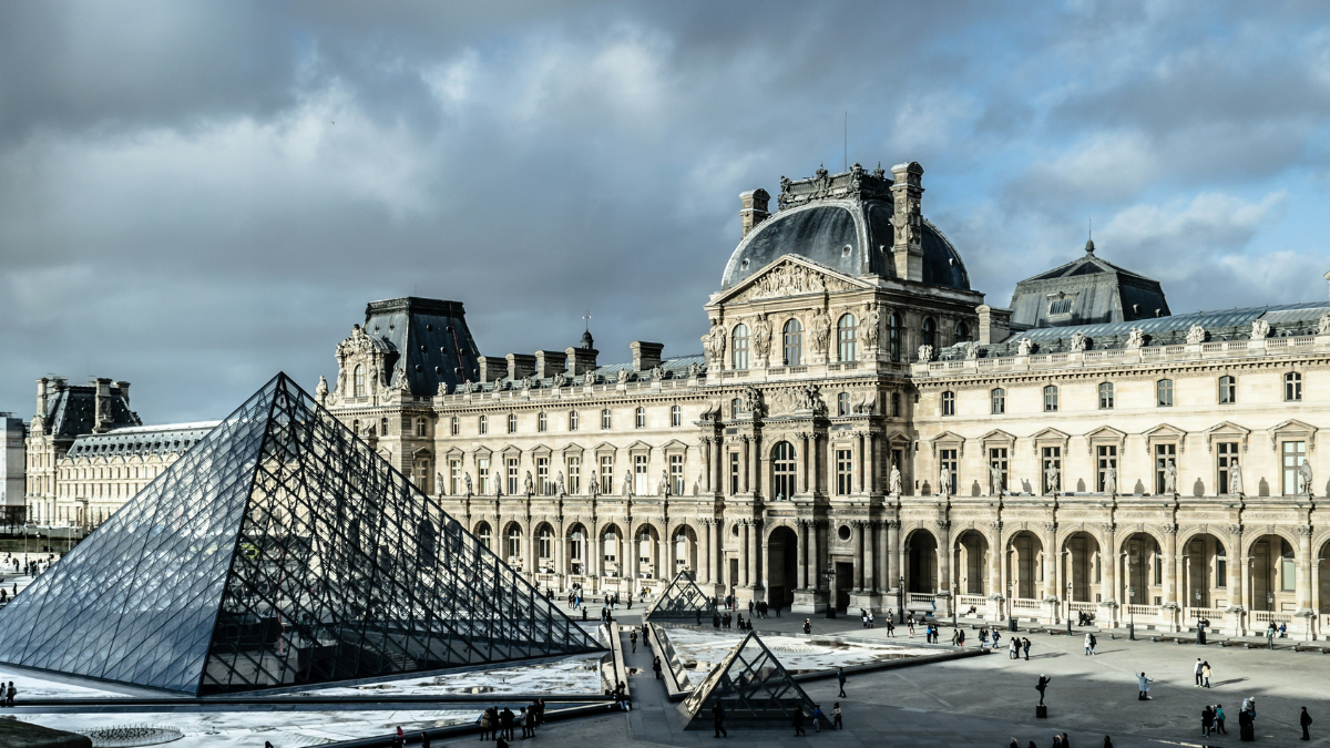 Foto_Chris Karidis O Museu do Luvre, com sua icônica pirâmide de vidro, na França