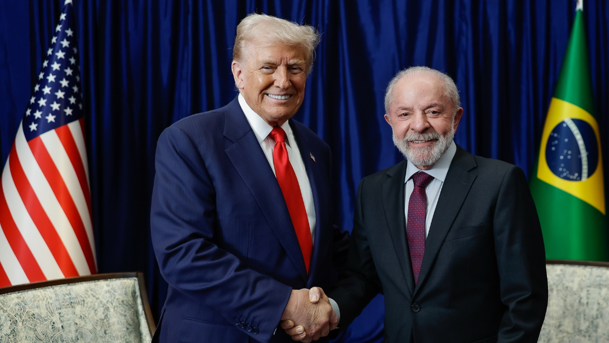 Trump e Lula Donald Trump e Lula sorriem enquanto dão um aperto de mão durante encontro