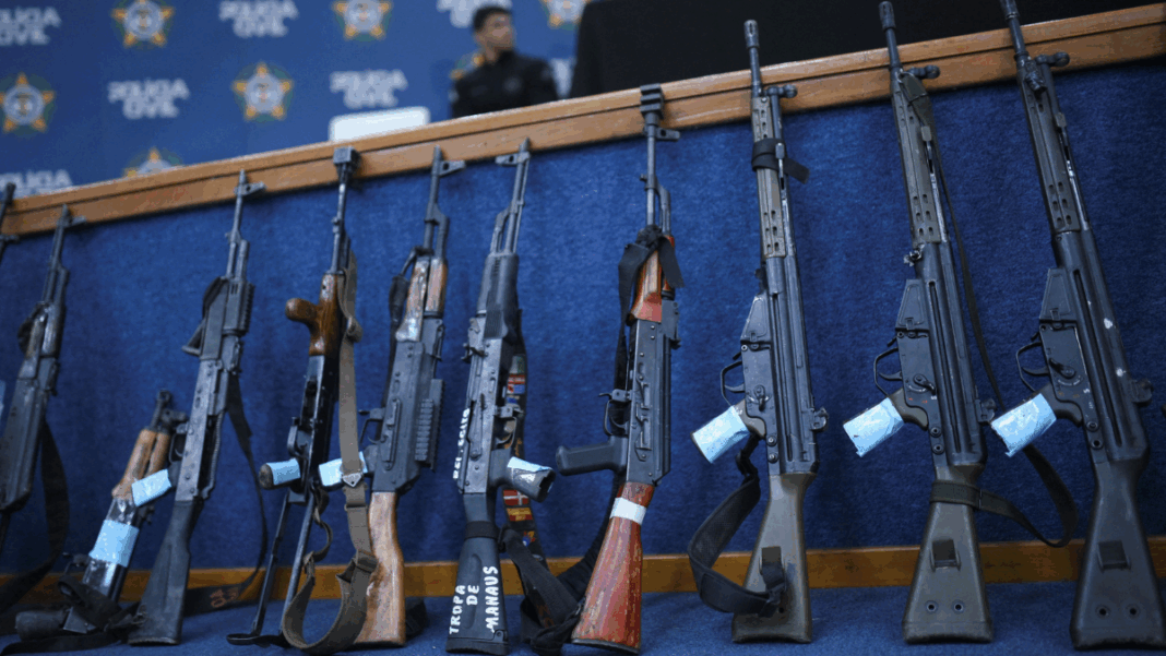 Armamento Armas de grande porte são exibidos pelas autoridades do Rio