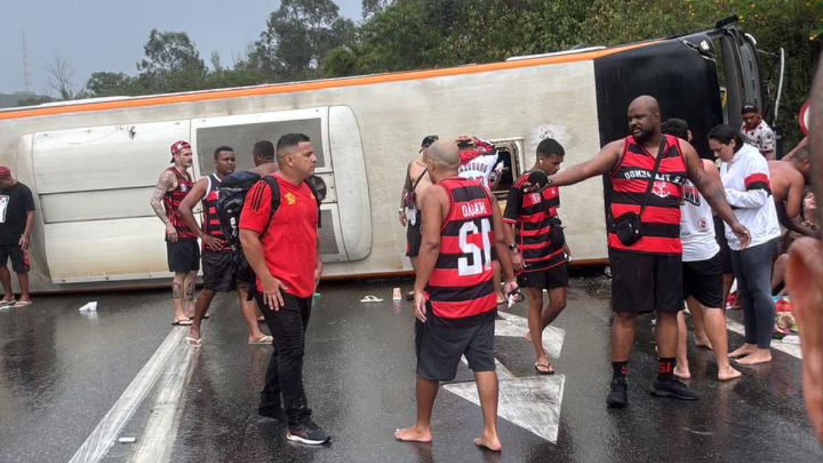 PADRÃO_IMAGEM_SITE (1) Torcedores se mobilizam perto do ônibus capotado