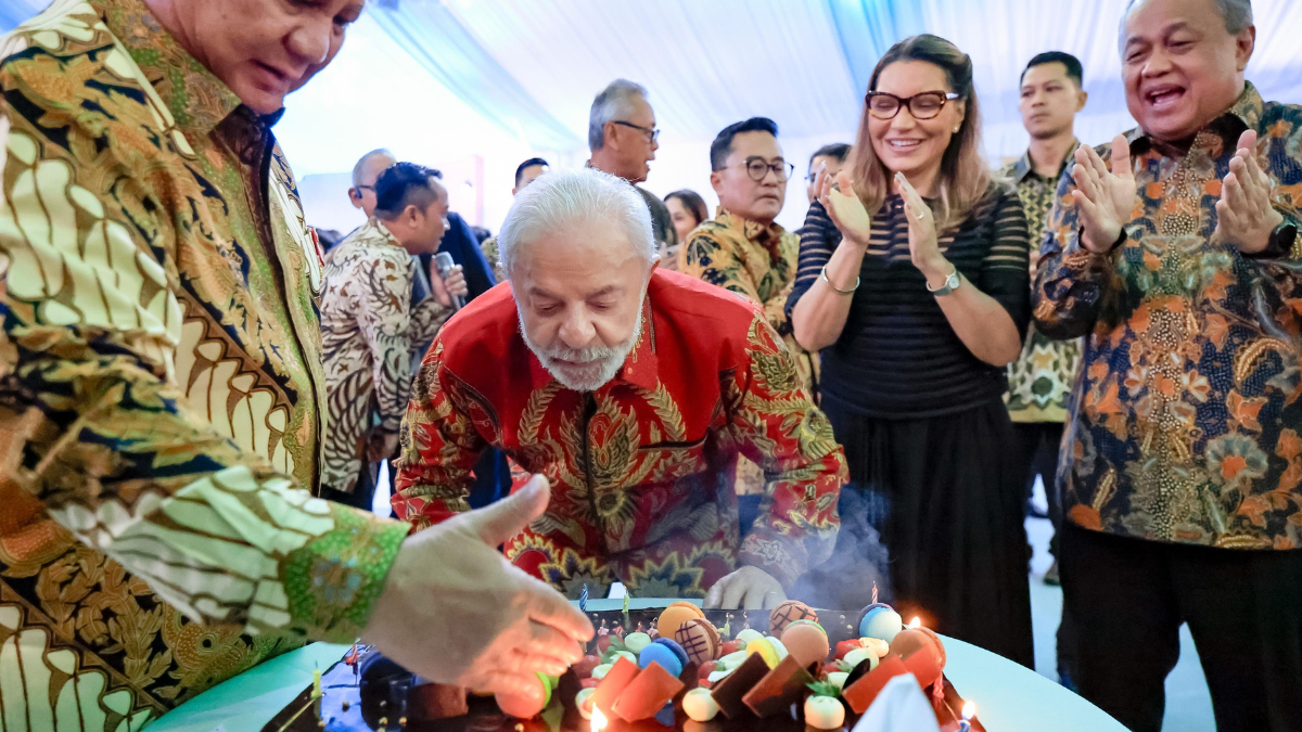 Lula O presidente Lula assopra velinhas na Indonésia, em razão do seu aniversário de 80 anos.