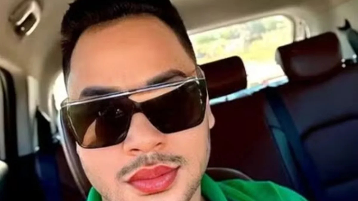 Rei do Fuá Foto do influenciador Rei do Fuá; homem de óculos escuros dentro do carro