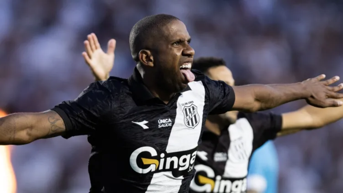 TORÓ PONTE PRETA Jogador Toró, da Ponte Preta, comemora seu gol na final da Série C, contra o Londrina