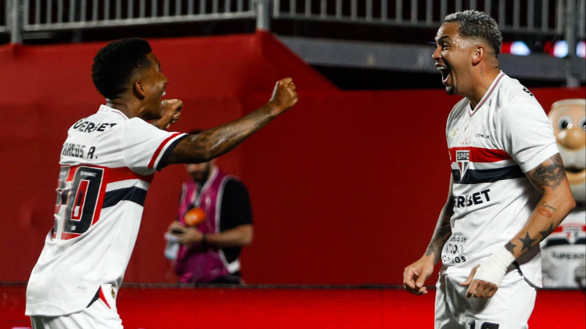 LUCIANO SP O atacante Luciano comemora o gol que abriu o placar para o São Paulo na vitória diante do Bahia.