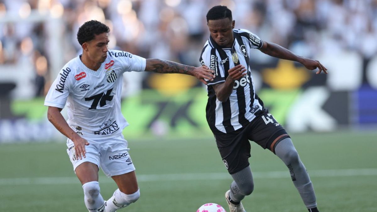 Botafogo x Santos Jogadores de Santos e Botafogo disputam a bola durante a partida