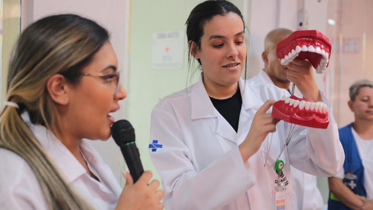 XXX Dentistas do SUS fazendo uma apresentação com uma boca de brinquedo gigante