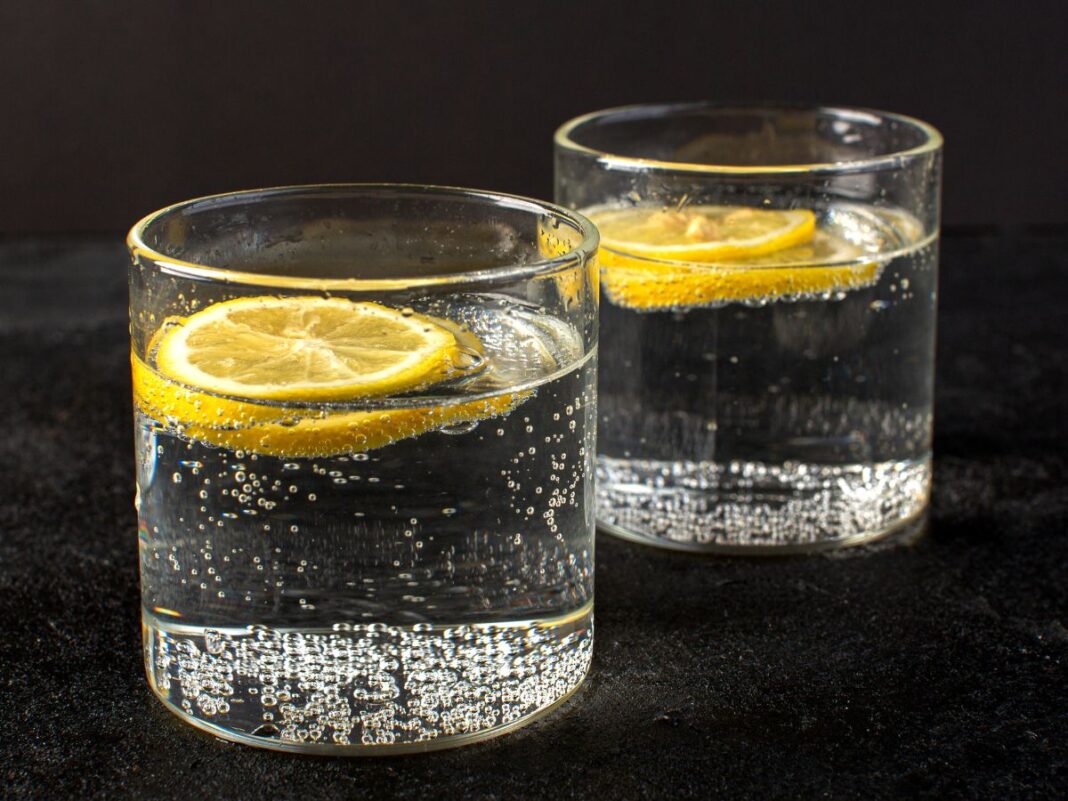 agua-com-gas Duas bebidas gaseificadas com limão
