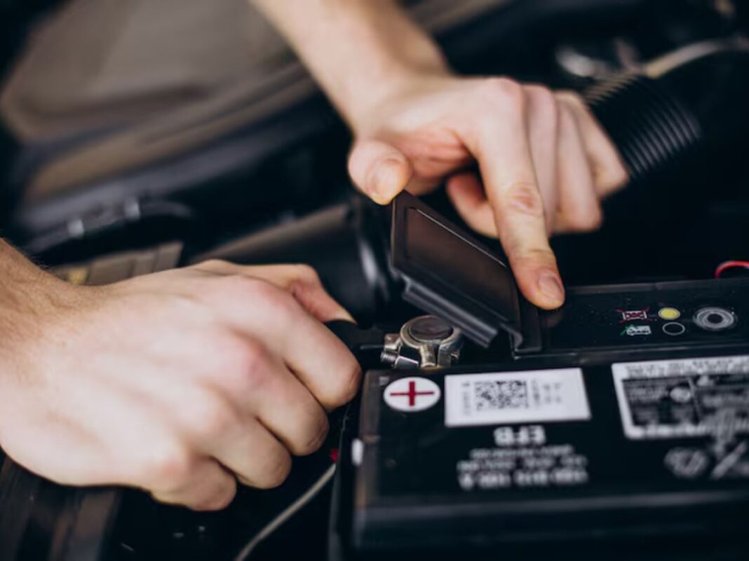 baterias-veiculos-eletricos-usados-saudaveis Homem arrumando a bateria do carro