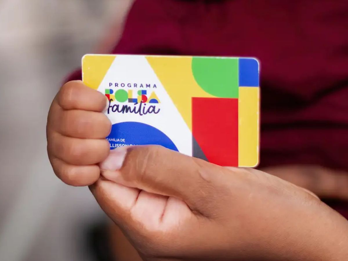 bolsa-familia-1 Pessoa segurando o cartão do Bolsa Família