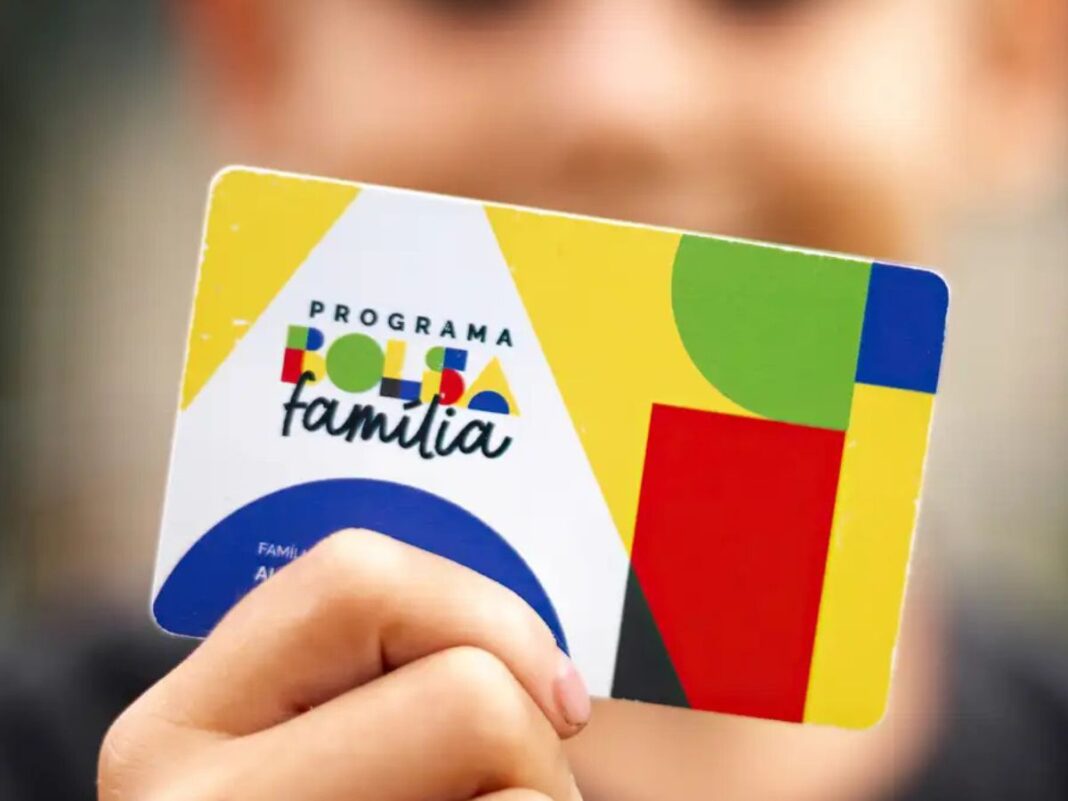bolsa-familia A imagem mostra uma criança segurando o cartão do Bolsa Família