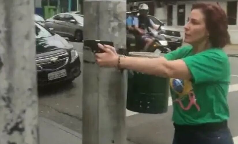 Carla Zambelli Parlamentar Carla Zambelli (PL-SP), em 2022, empunhando e apontando uma arma na rua