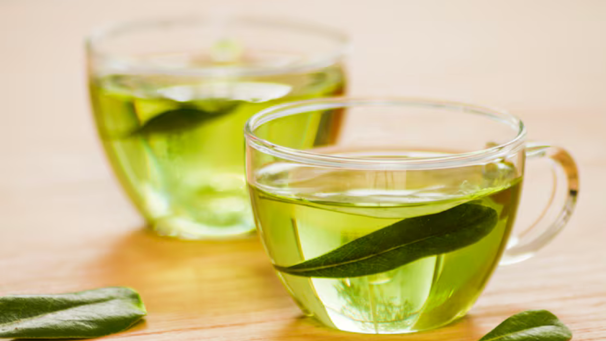xícaras de chá verde