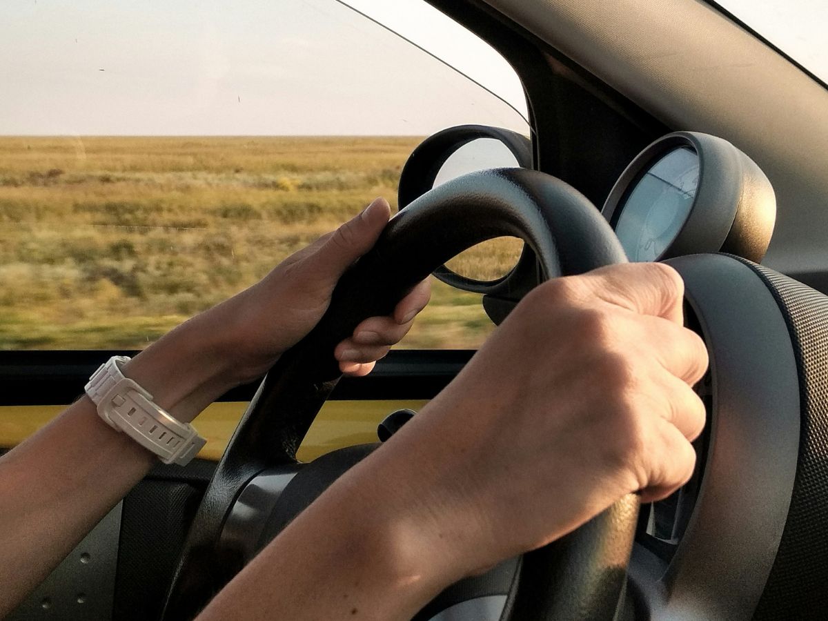 dirigir-carro Pessoa dirigindo um carro no campo