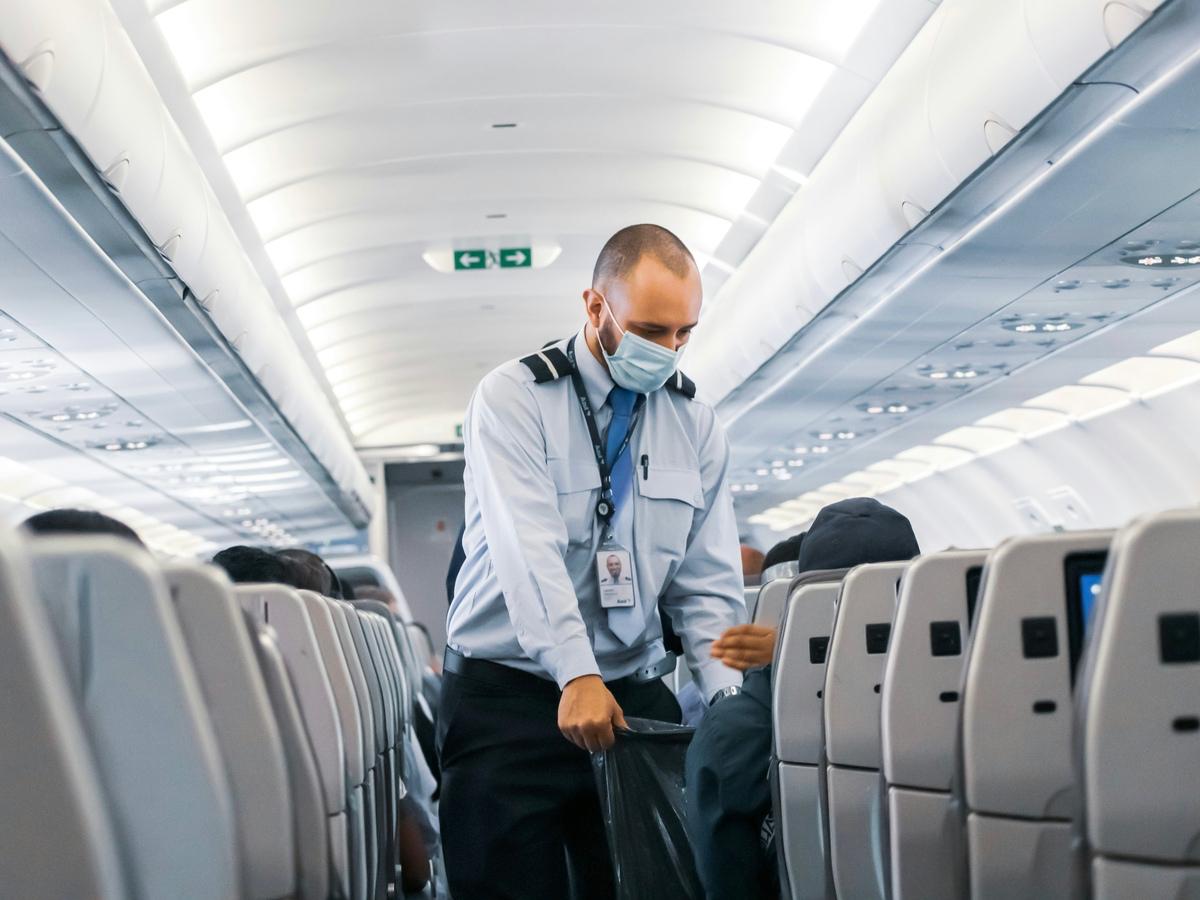 foto-comissário-de-bordo Imagem colorida de comissário de bordo homem em um avião