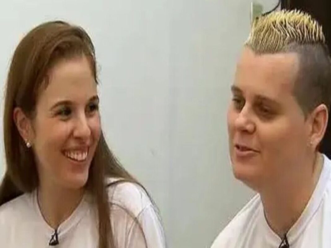 Imagem colorida de duas mulheres