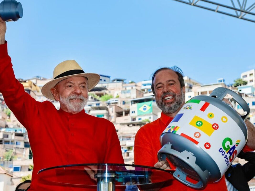 gas-do-povo-lula Presidente da República, Luiz Inácio Lula da Silva (PT), e o ministro de Minas e Energia, Alexandre Silveira (PSD) durante cerimônia de anúncio do programa Gás do Povo