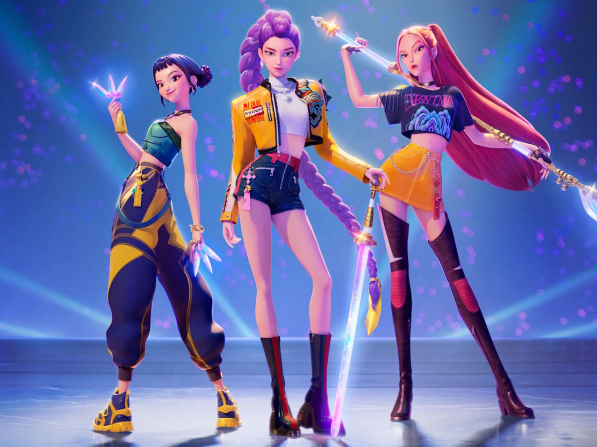 guerreiras-kpop Animação de três mulheres em um fundo azul. Cada uma segura uma espécie de arma na mão.