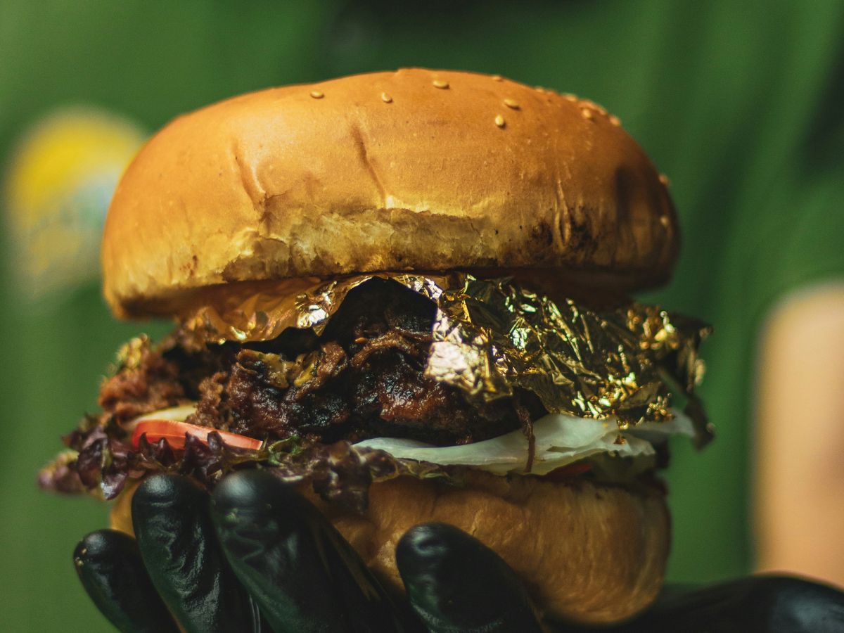 hamburguer-ouro Hambúrguer com ingredientes dourados
