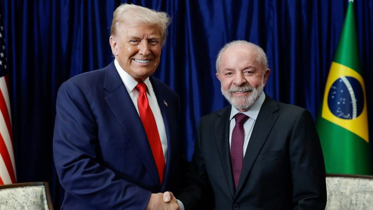 Lula e Trump se encontram na Malásia A imagem mostra o presidente Lula, à direita, e o presidente americano, Donald Trump, à esquerda, durante encontro na Malásia.
