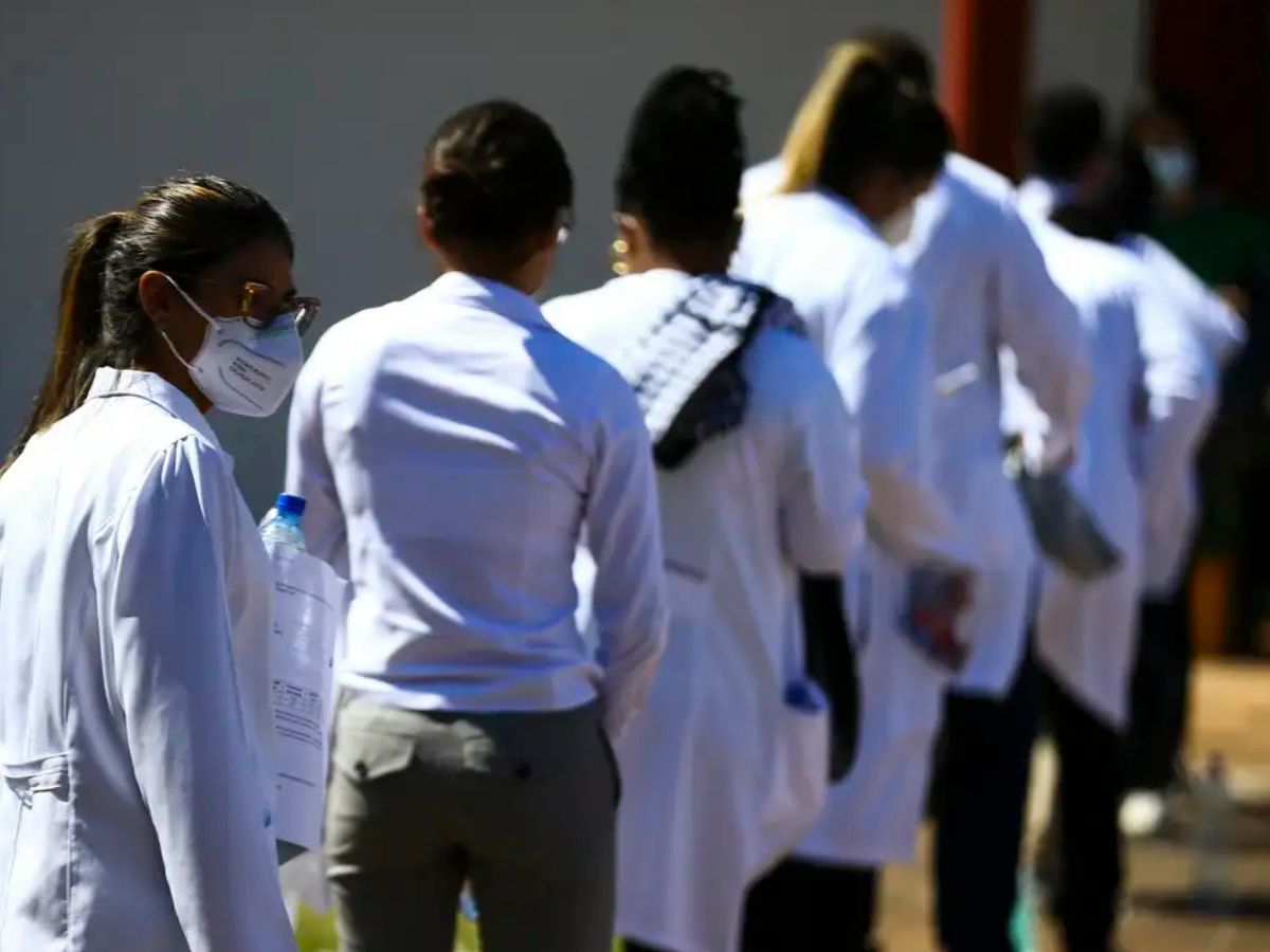 medicina-enamed Fila de médicos com jaleco