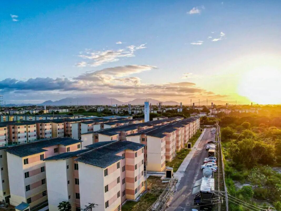minha-casa-minha-vida Conjunto habitacional ao pôr do sol