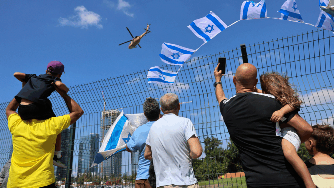 Liberação refens Palestina Pessoas na Faixa de Gaza celebrando liberação de reféns.
