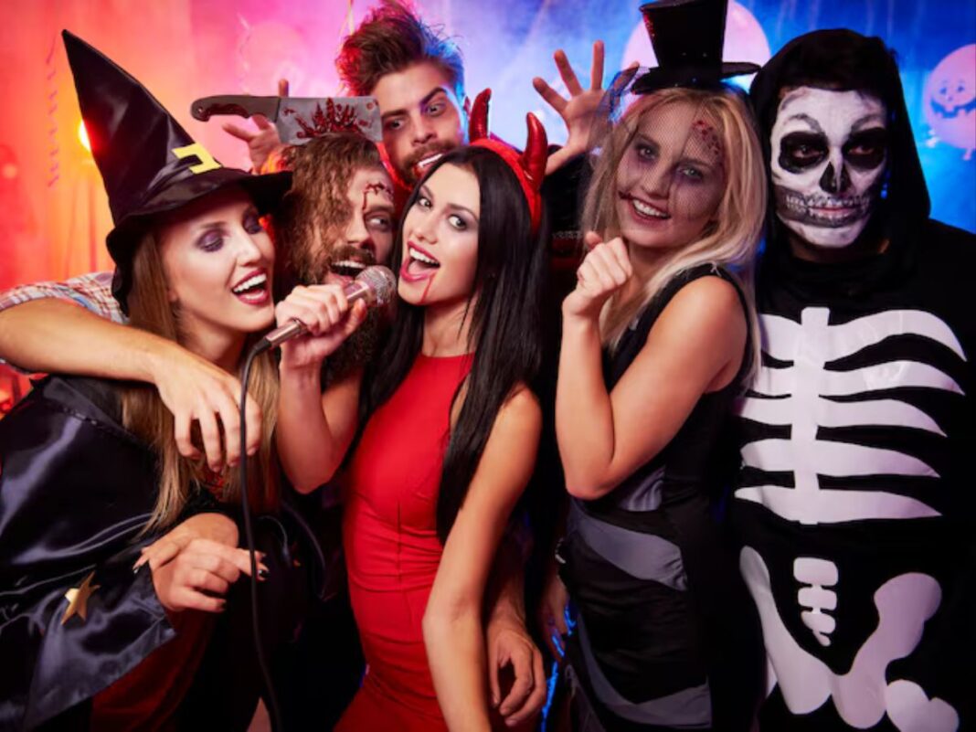 Grupo de amigos fantasiados para o halloween