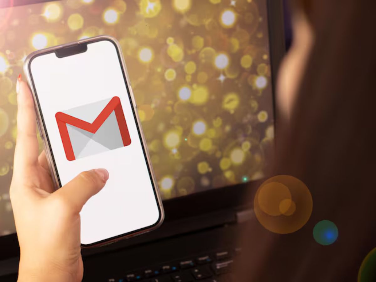 vazamento--milhoes-contas-gmail Mão segurando o celular com o logo do Gmail