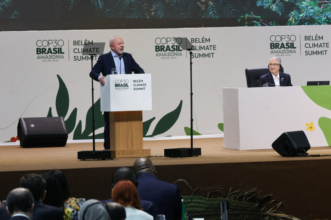 Presidente Lula discursando na Cúpula dos Líderes da COP30