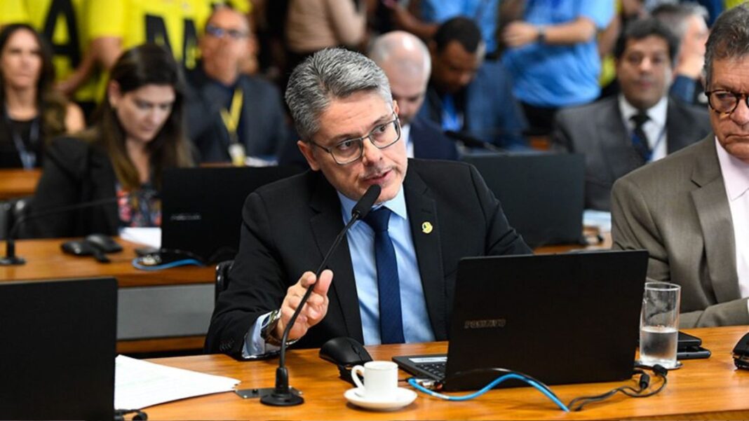 Senador Alessandro Vieira fala ao microfone em sessão no Senado