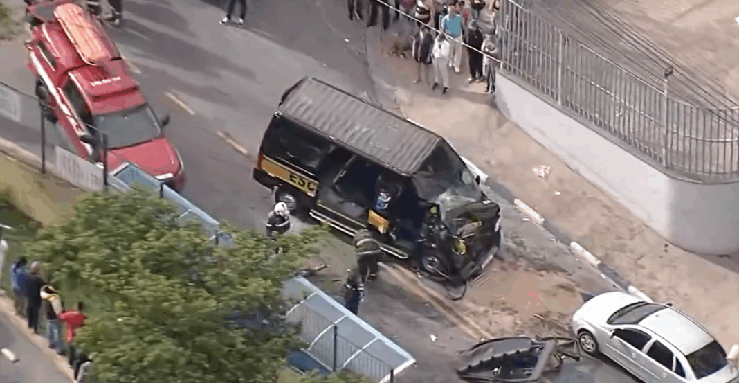 Van escolar envolvida em acidente