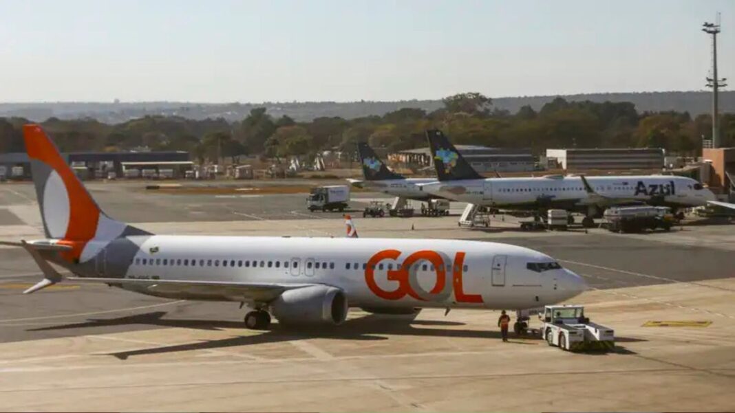 Avião da companhia Gol no pátio de um aeroporto