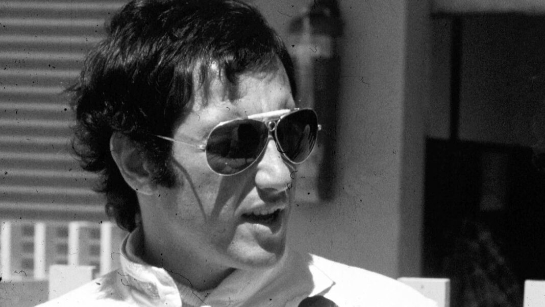 Rosto de José Carlos Pace em destaque, em preto e branco